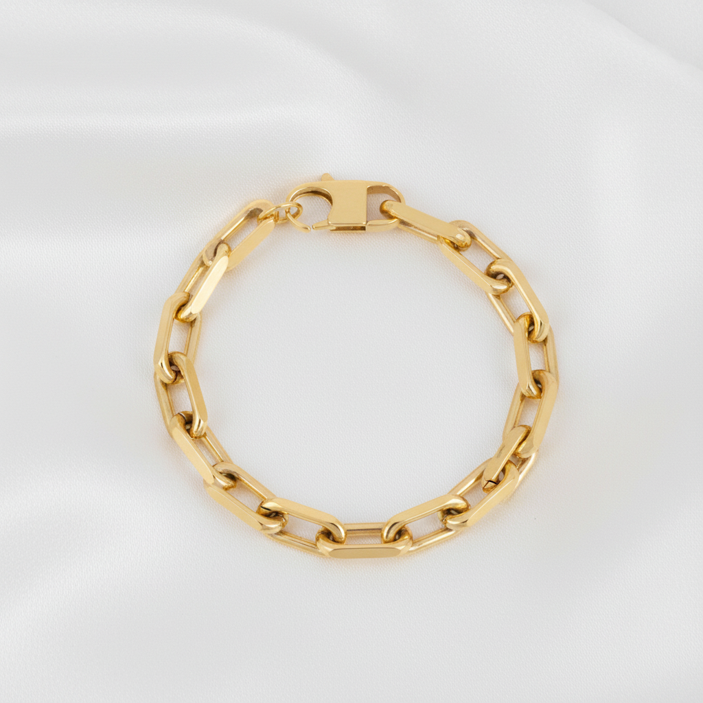 18k guldpläterat armband på vit silkesbakgrund