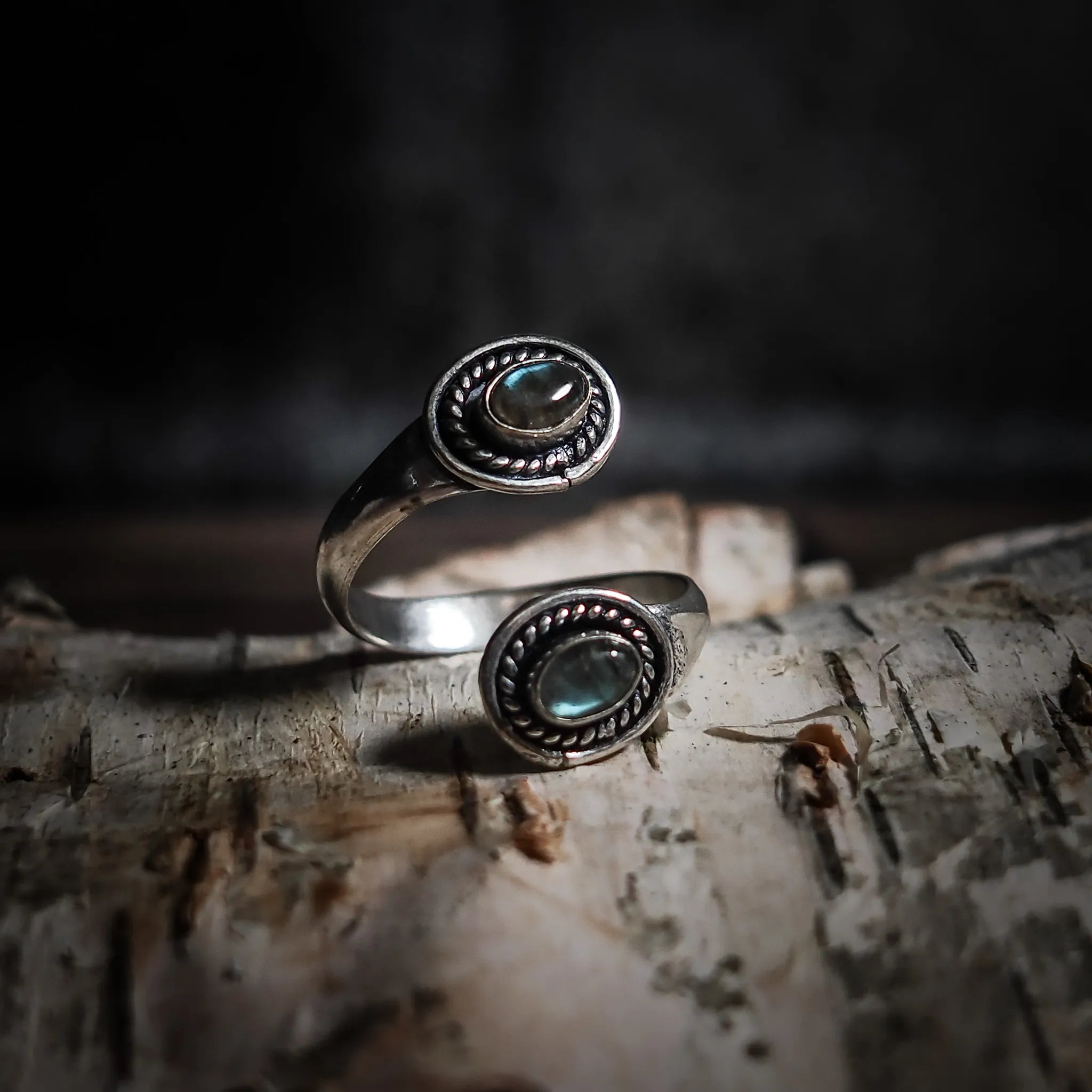 Spiralring med labradoritter