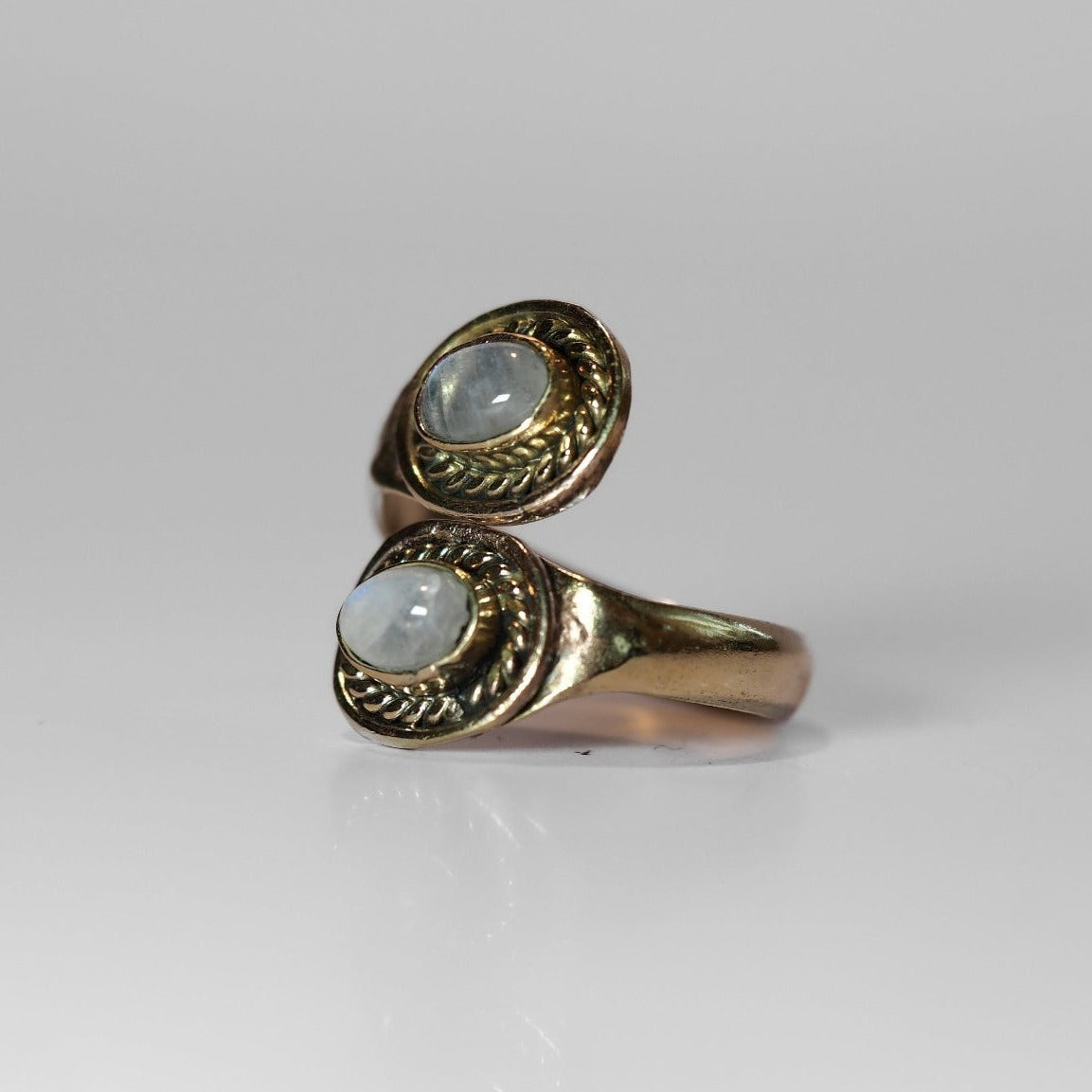 Spiralring med månesteiner