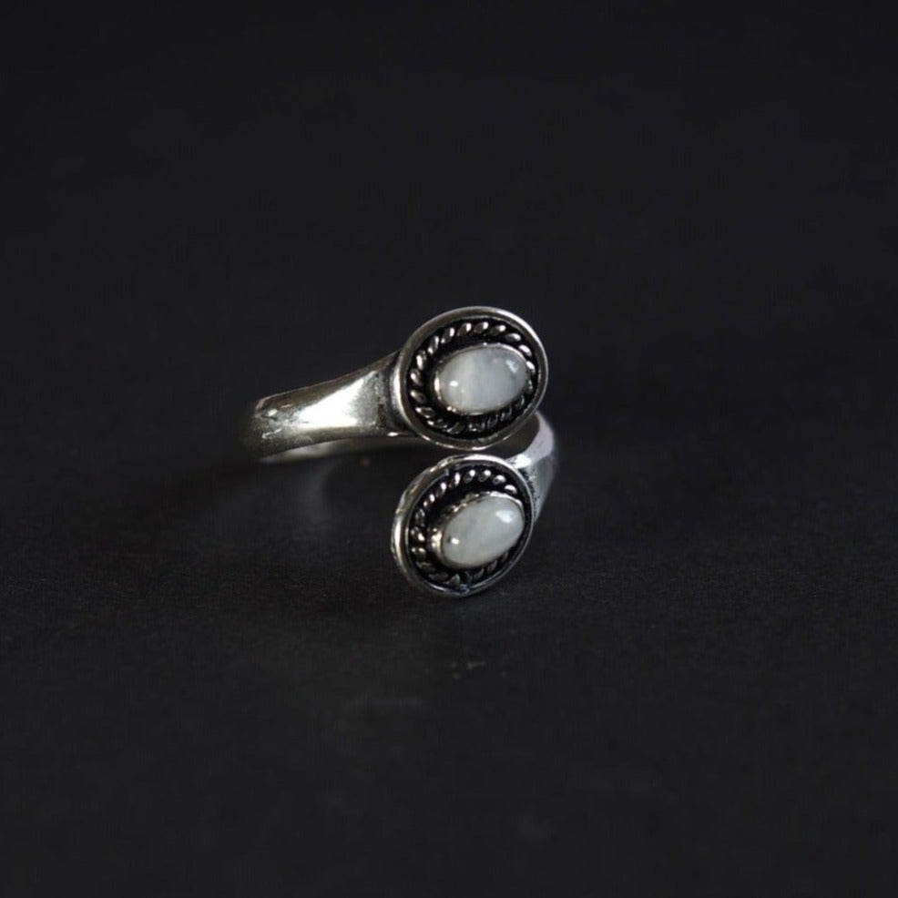 Spiralring med månesteiner