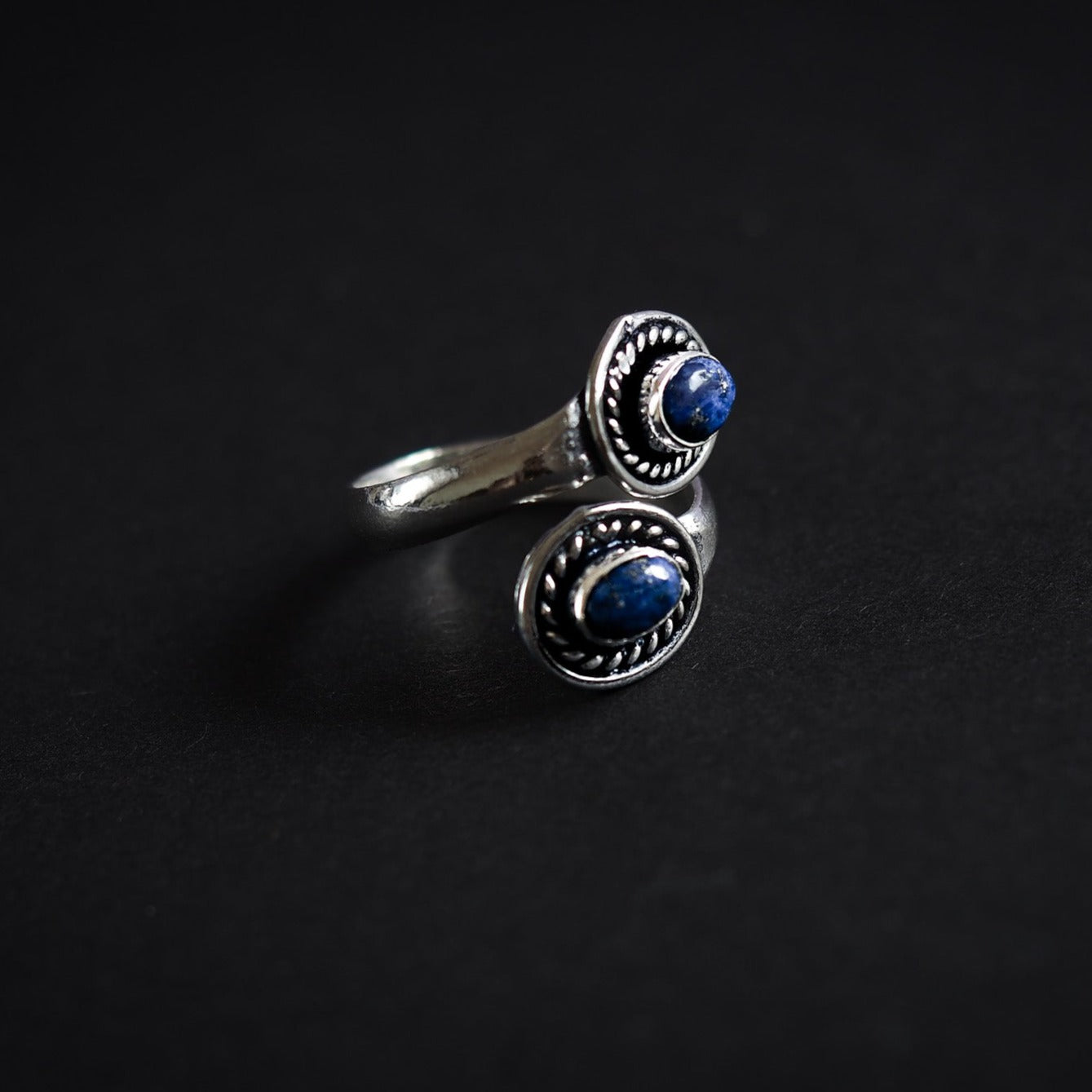 Spiral ring with Lapis lazuli