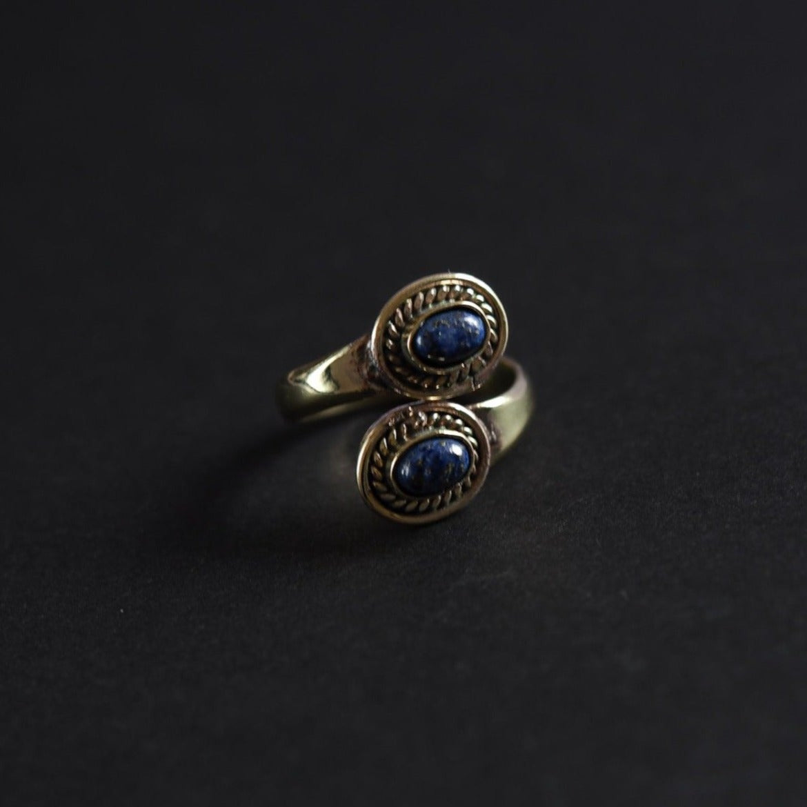 Spiral ring with Lapis lazuli