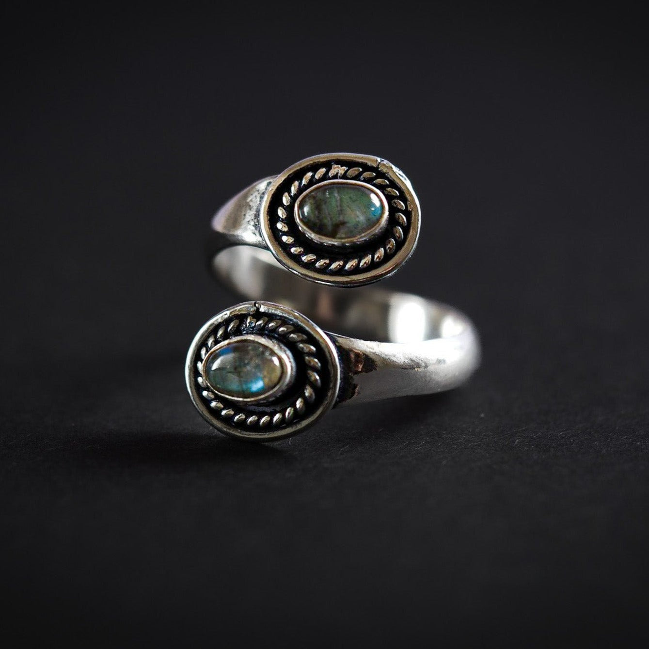 Spiralring med labradoritter