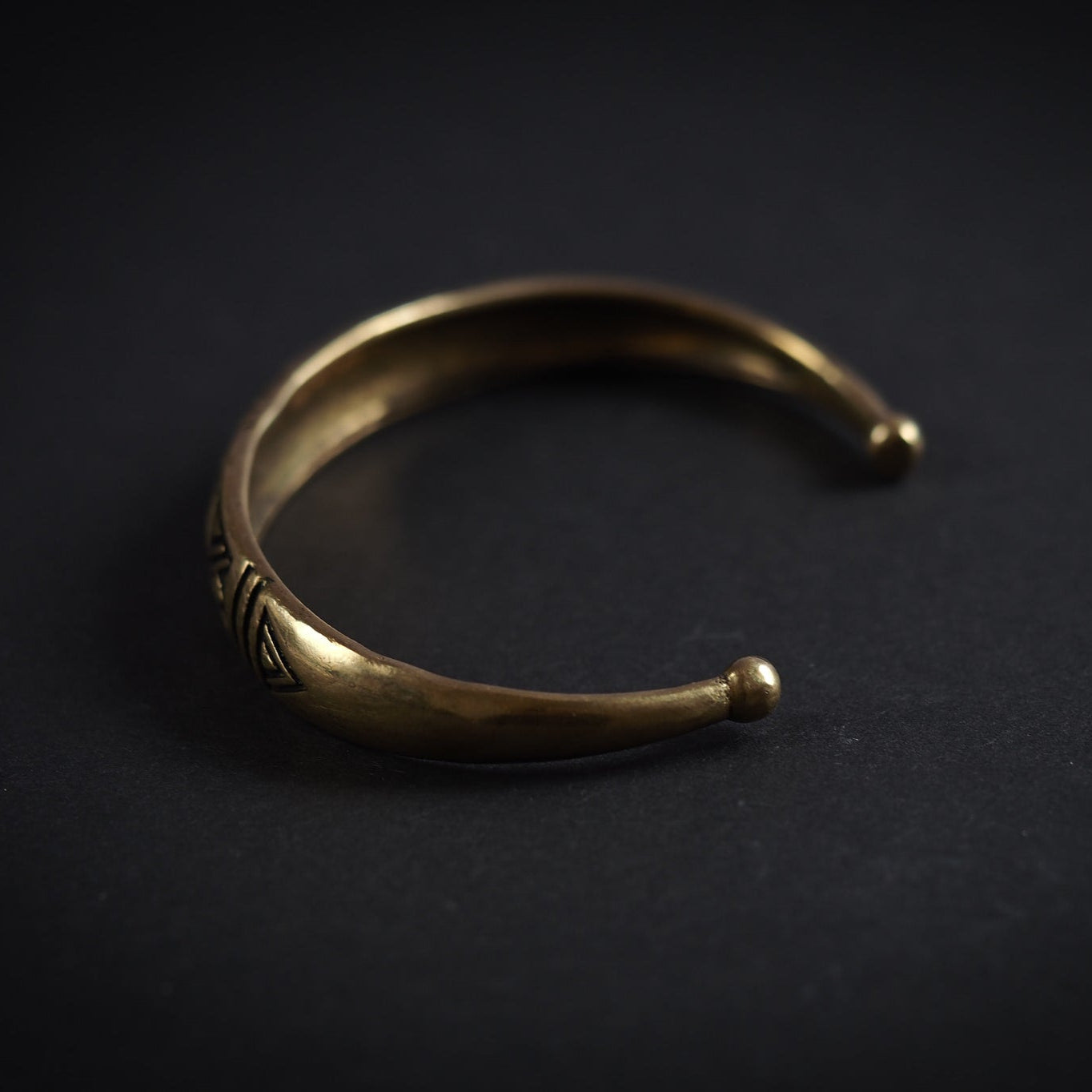 Arched bracelet with decoration