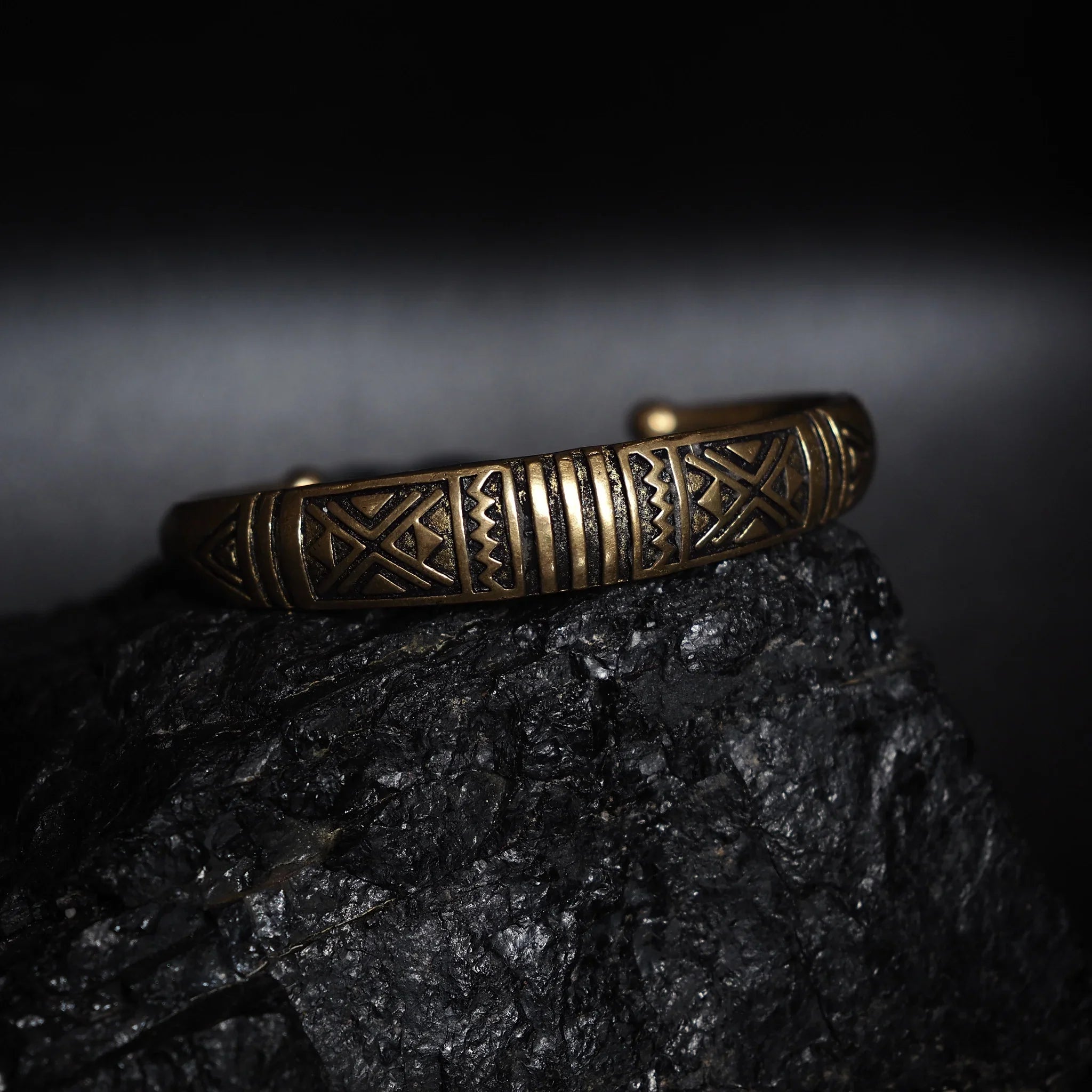 Arched bracelet with decoration