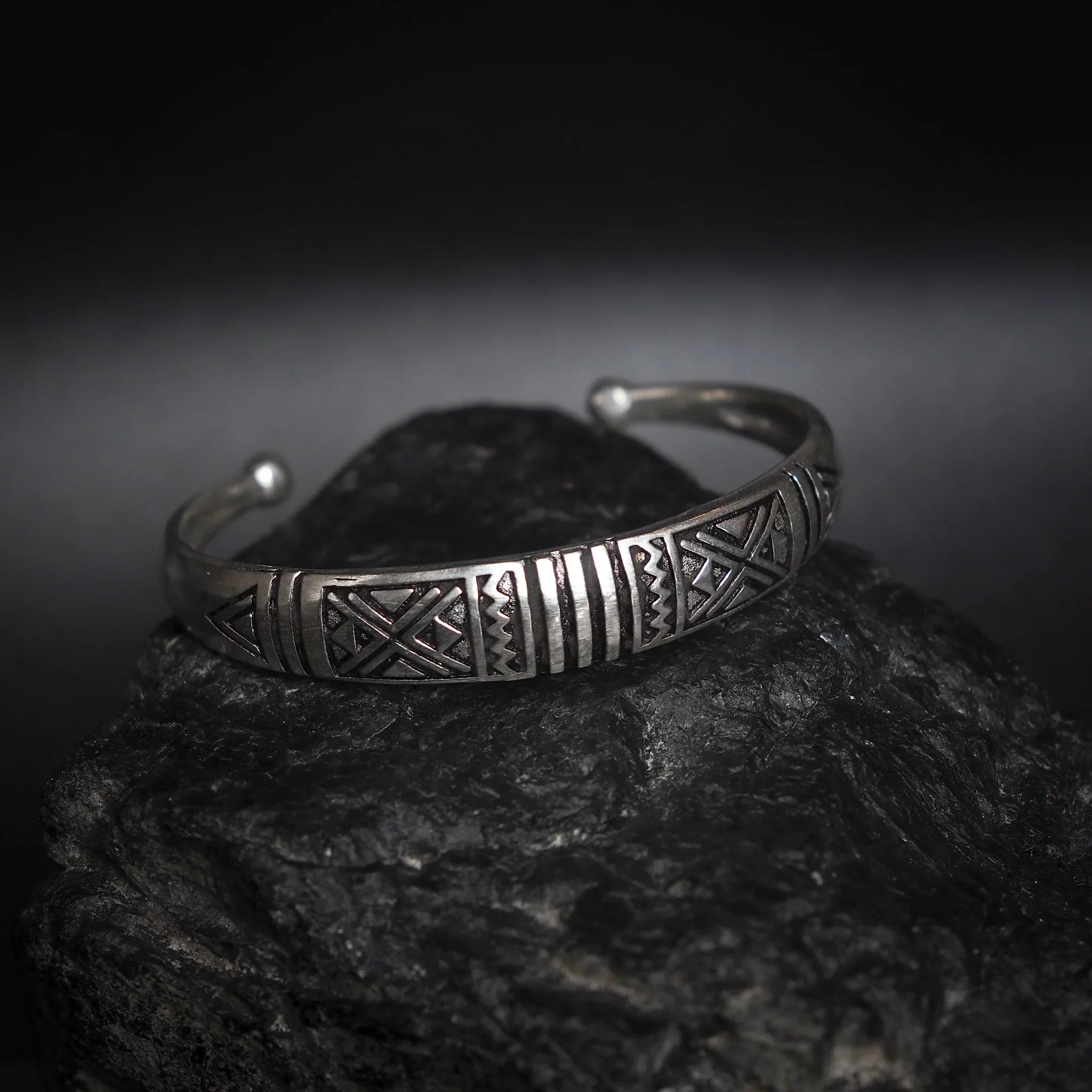 Arched bracelet with decoration