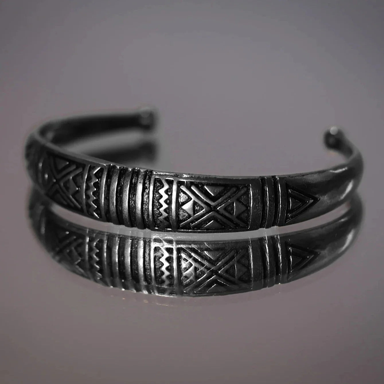 Arched bracelet with decoration