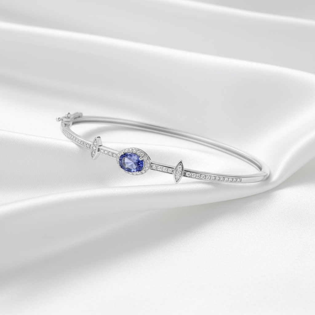 Elegant armband på vit silkesbakgrund