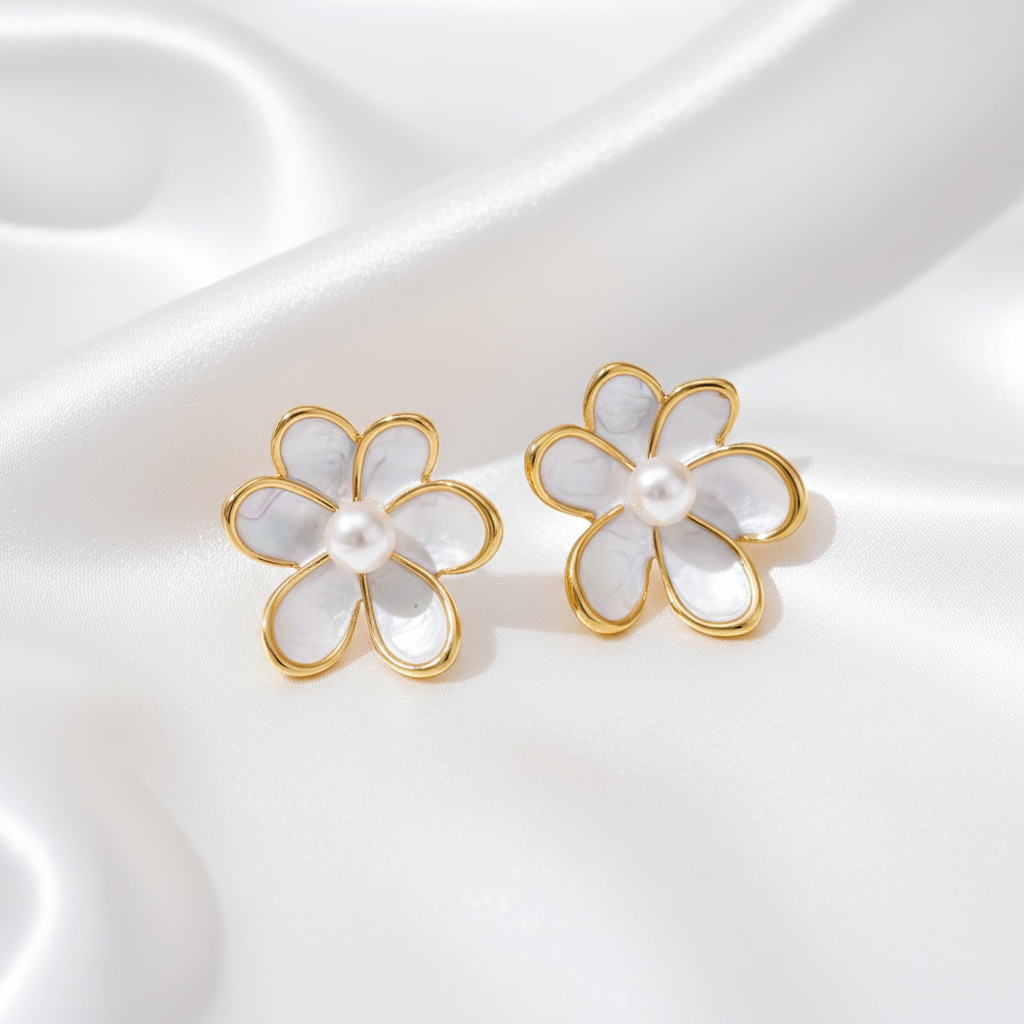 Eleganta blomörhängen med vit silkesbakgrund