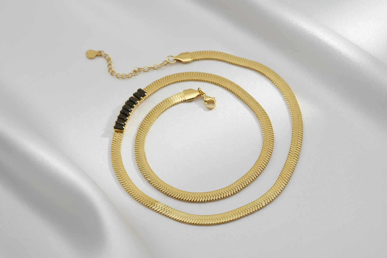 Guld ormhalsband på svart silk