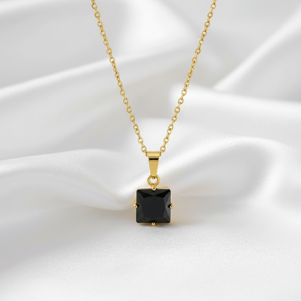 Guldigt halsband med svart sten