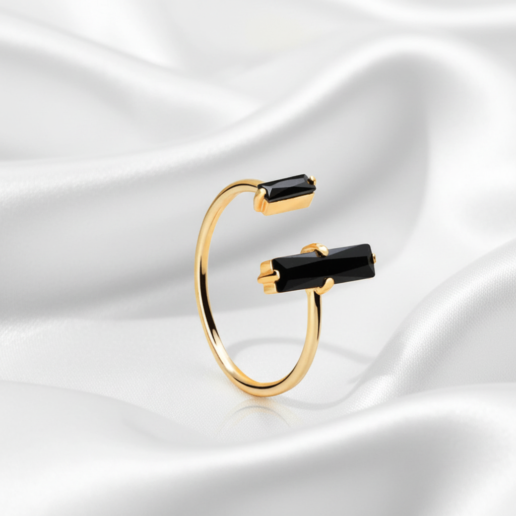 Guldring med vit silkesbakgrund