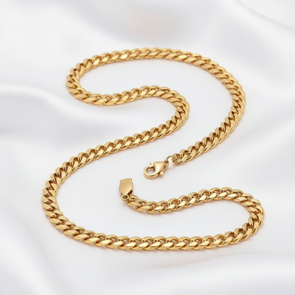 Gyllene stålkedja med lås på vit silkesbakgrund