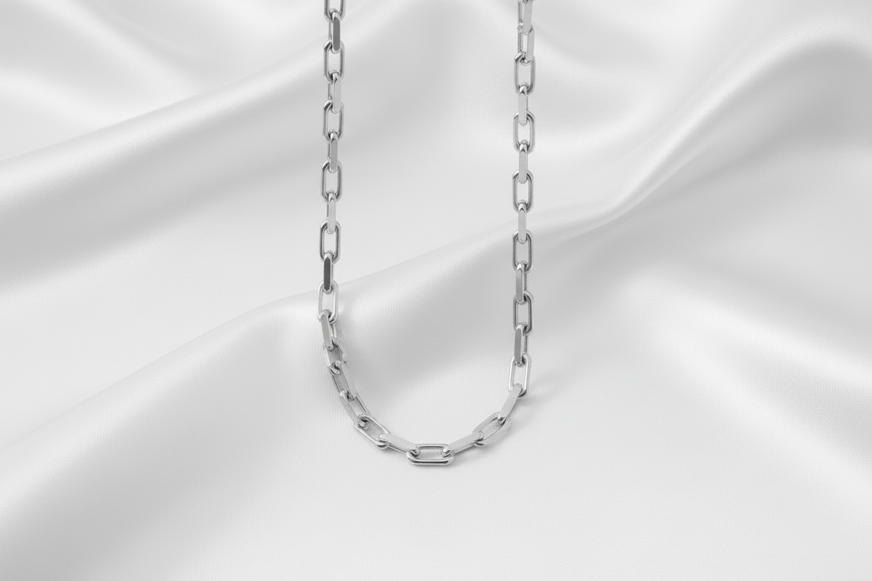 Halsband på vit silkesbakgrund