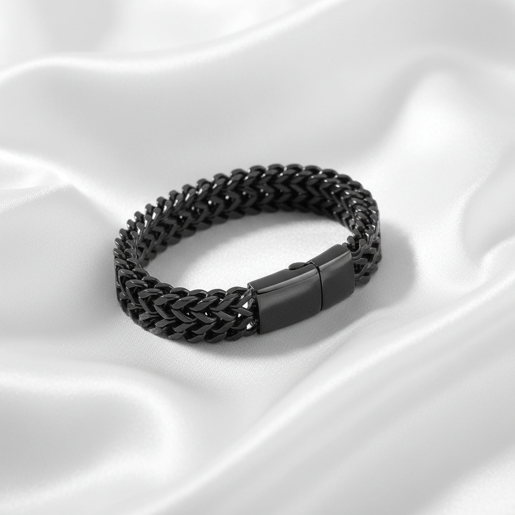 Kraftfullt svart armband på vit silkesbakgrund