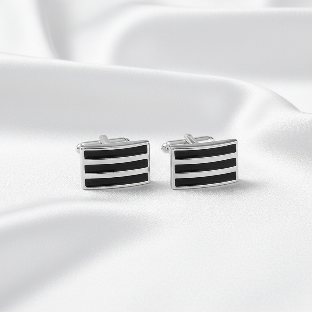 Manschettknappar på vit silkesbakgrund