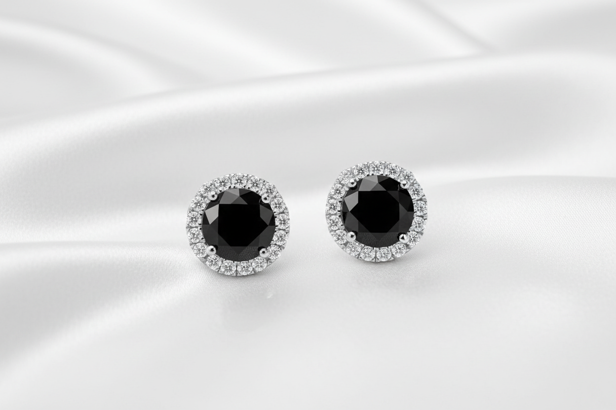 Moissanite örhängen på vit silkesbakgrund