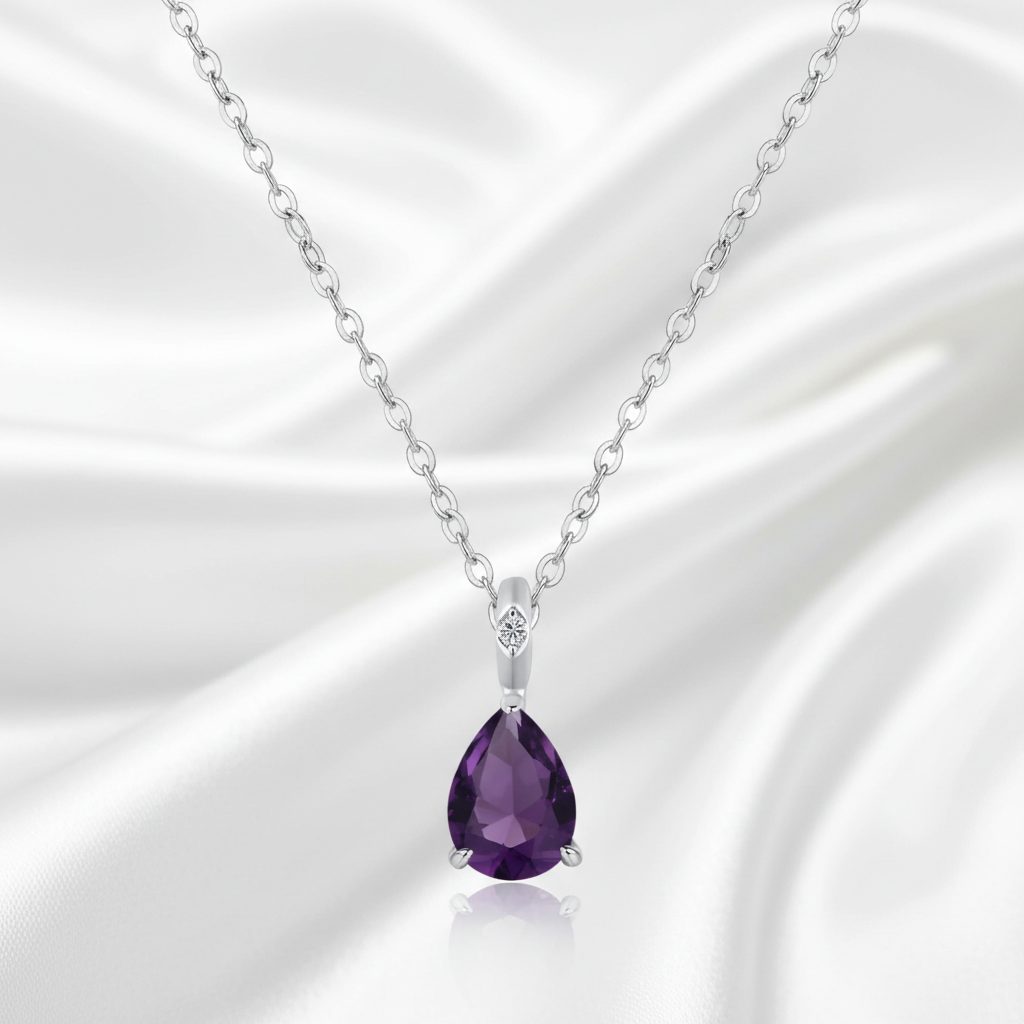 Realistiskt ametist-halsband på vit silkesbakgrund