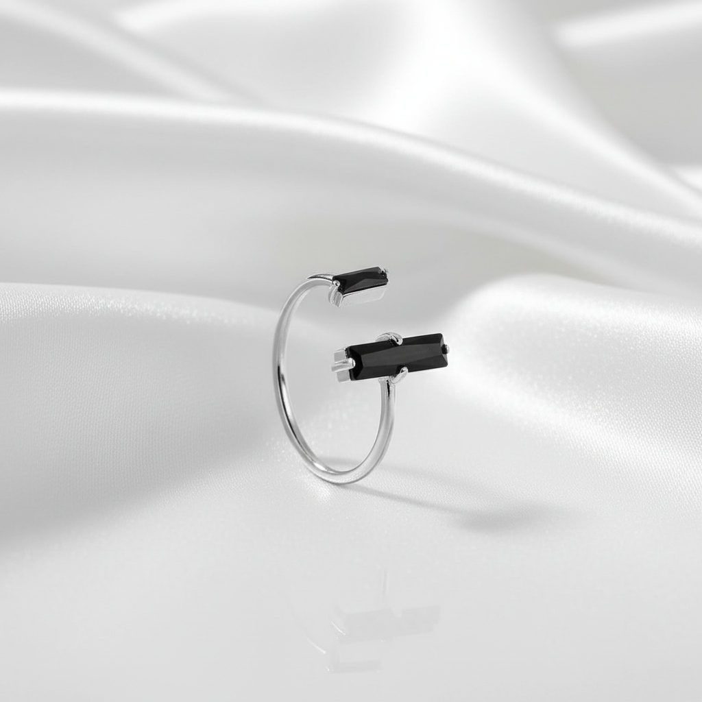 Ring med vit silkesbakgrund