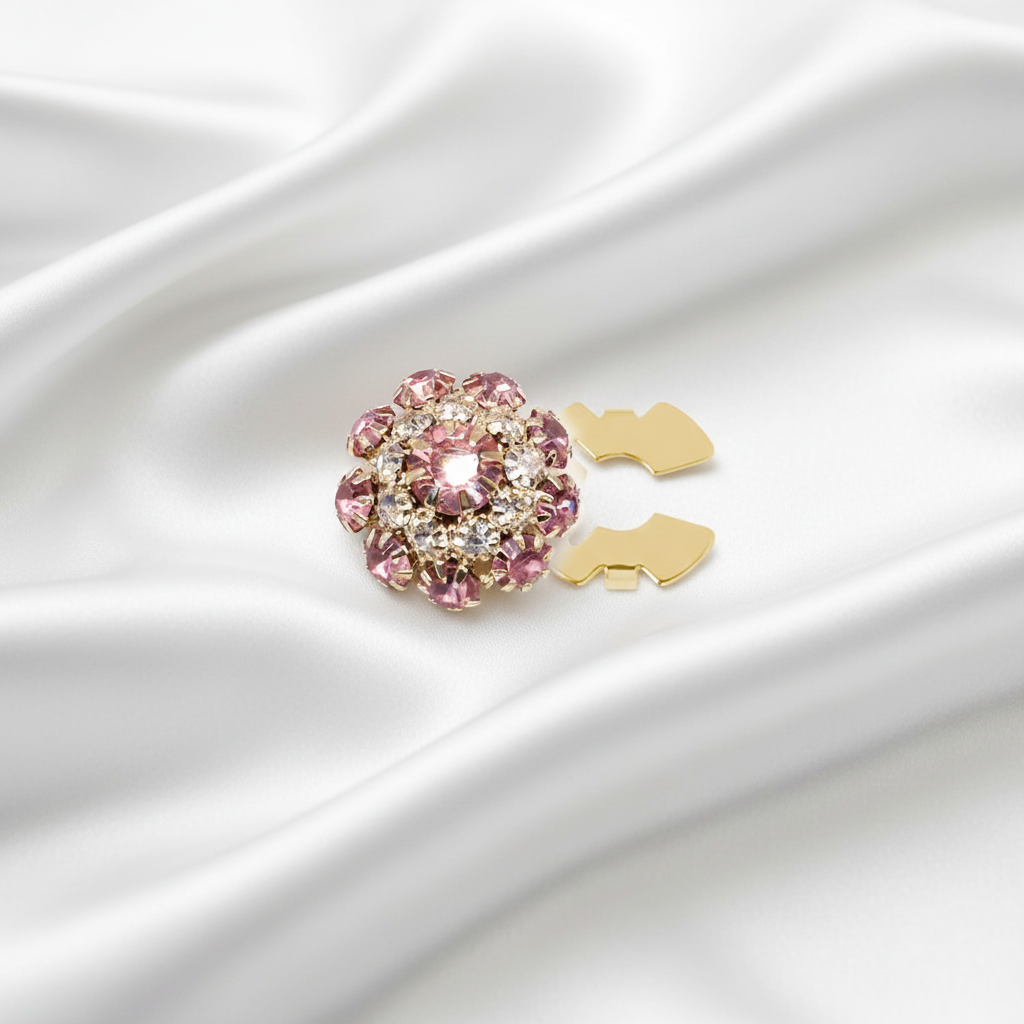 Smycke med elegant vit silkesbakgrund