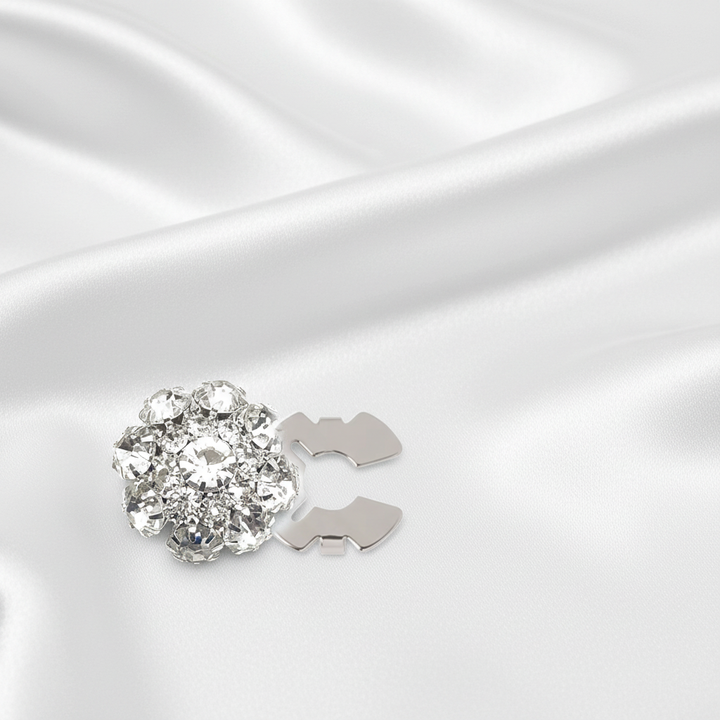 Smycke med elegant vit silkesbakgrund