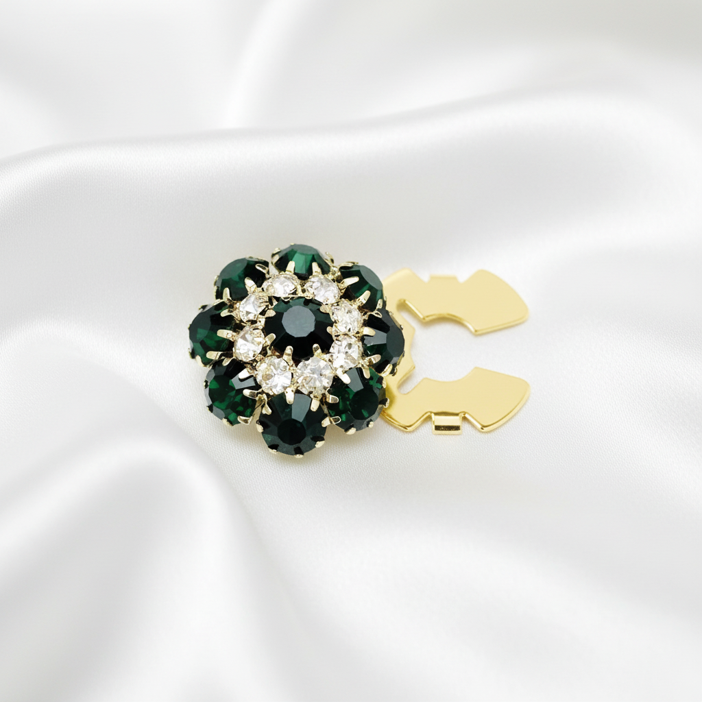 Smycke med elegant vit silkesbakgrund