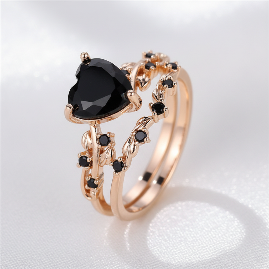 Svart hjärtformad ring på vit silkesbakgrund