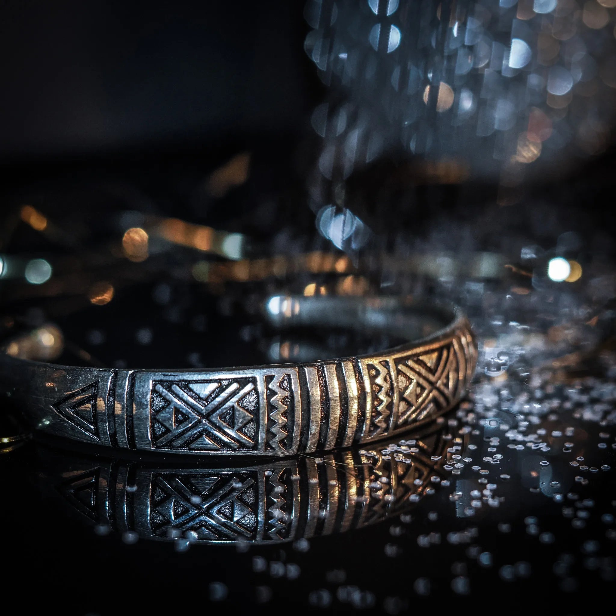 Buet armbånd med dekorasjon