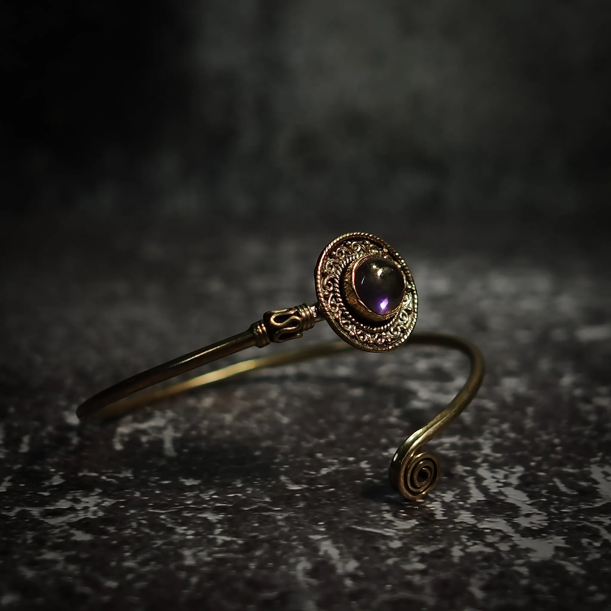 Armband Sköld, med halvädelsten
