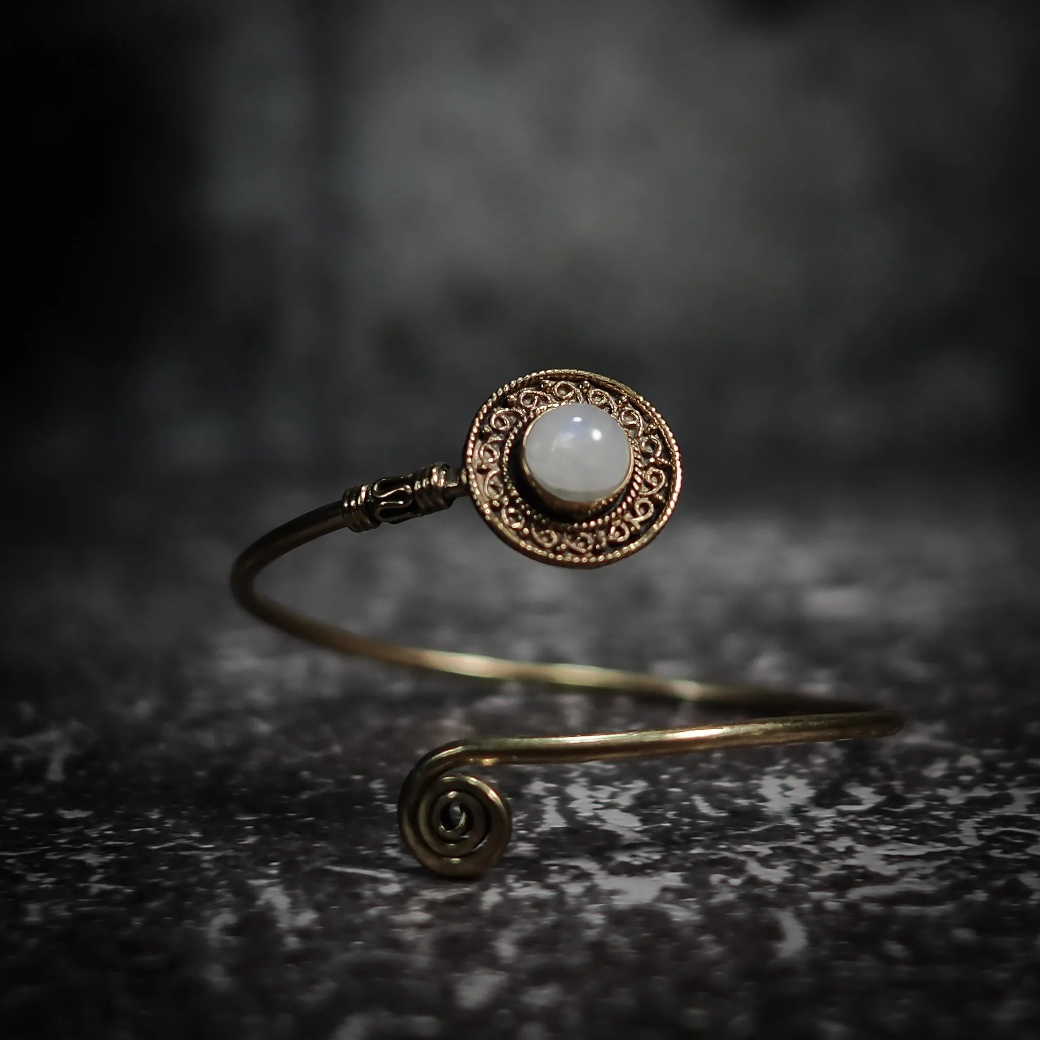 Armband Sköld, med halvädelsten