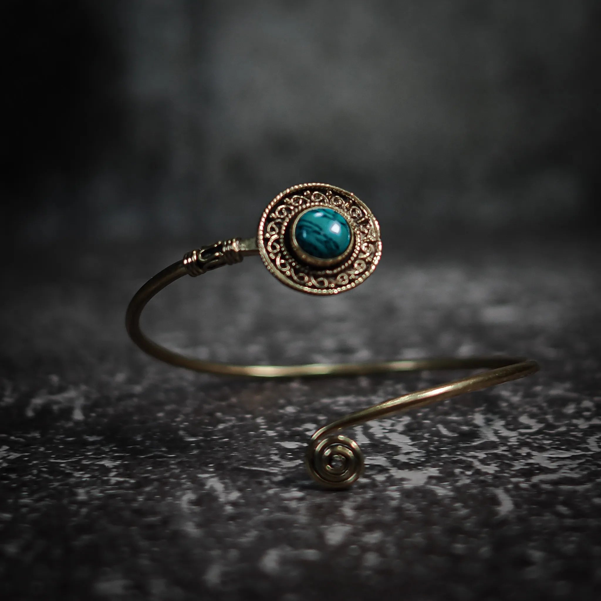Armband Sköld, med halvädelsten