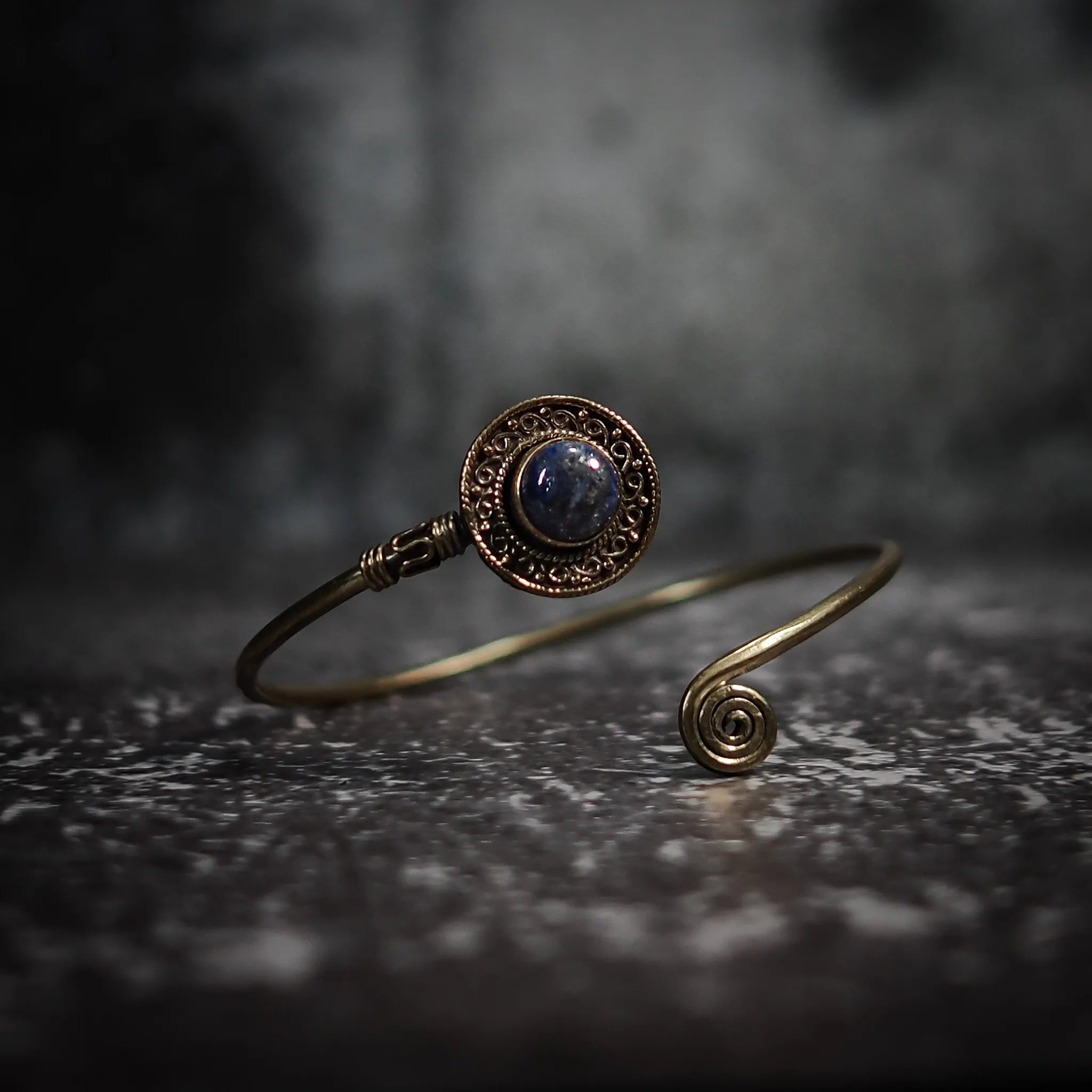 Armband Sköld, med halvädelsten