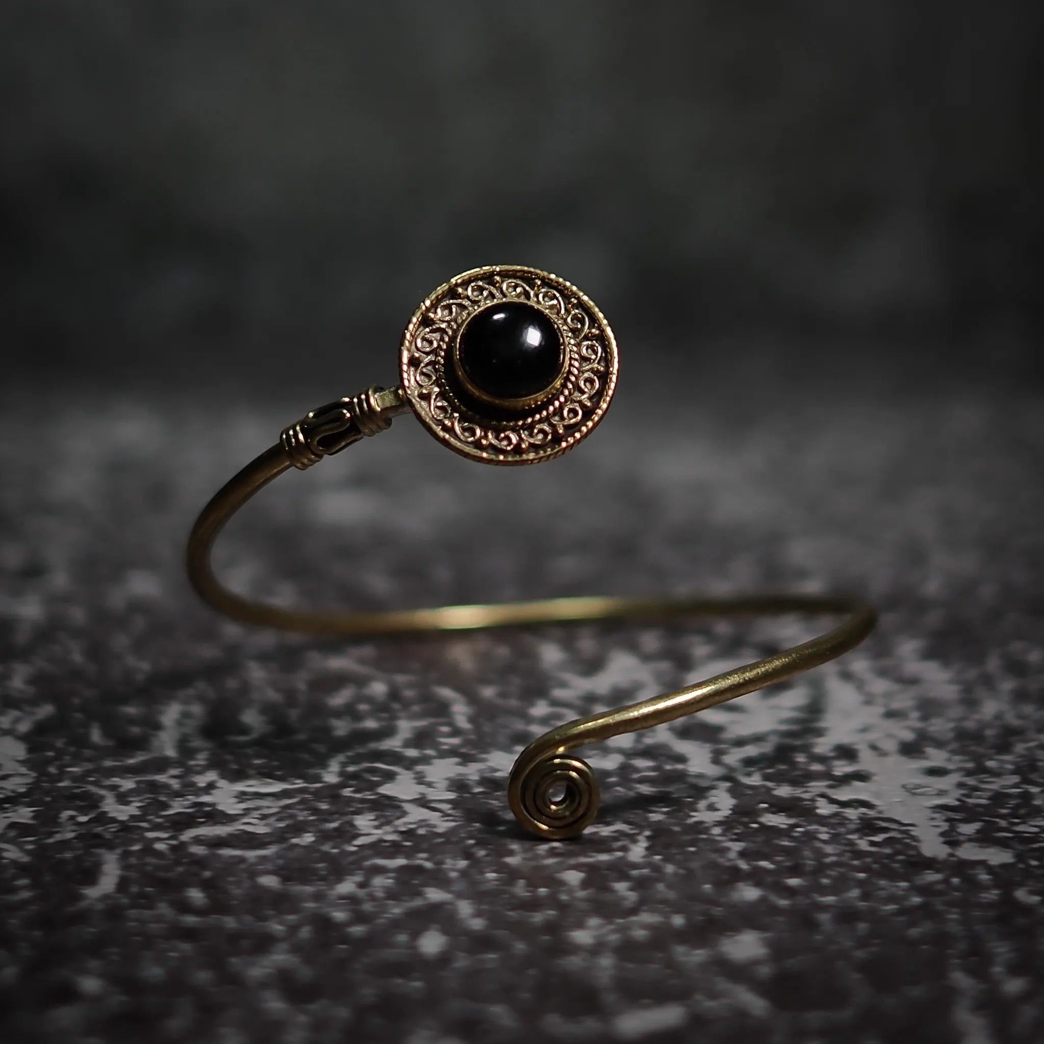 Armband Sköld, med halvädelsten