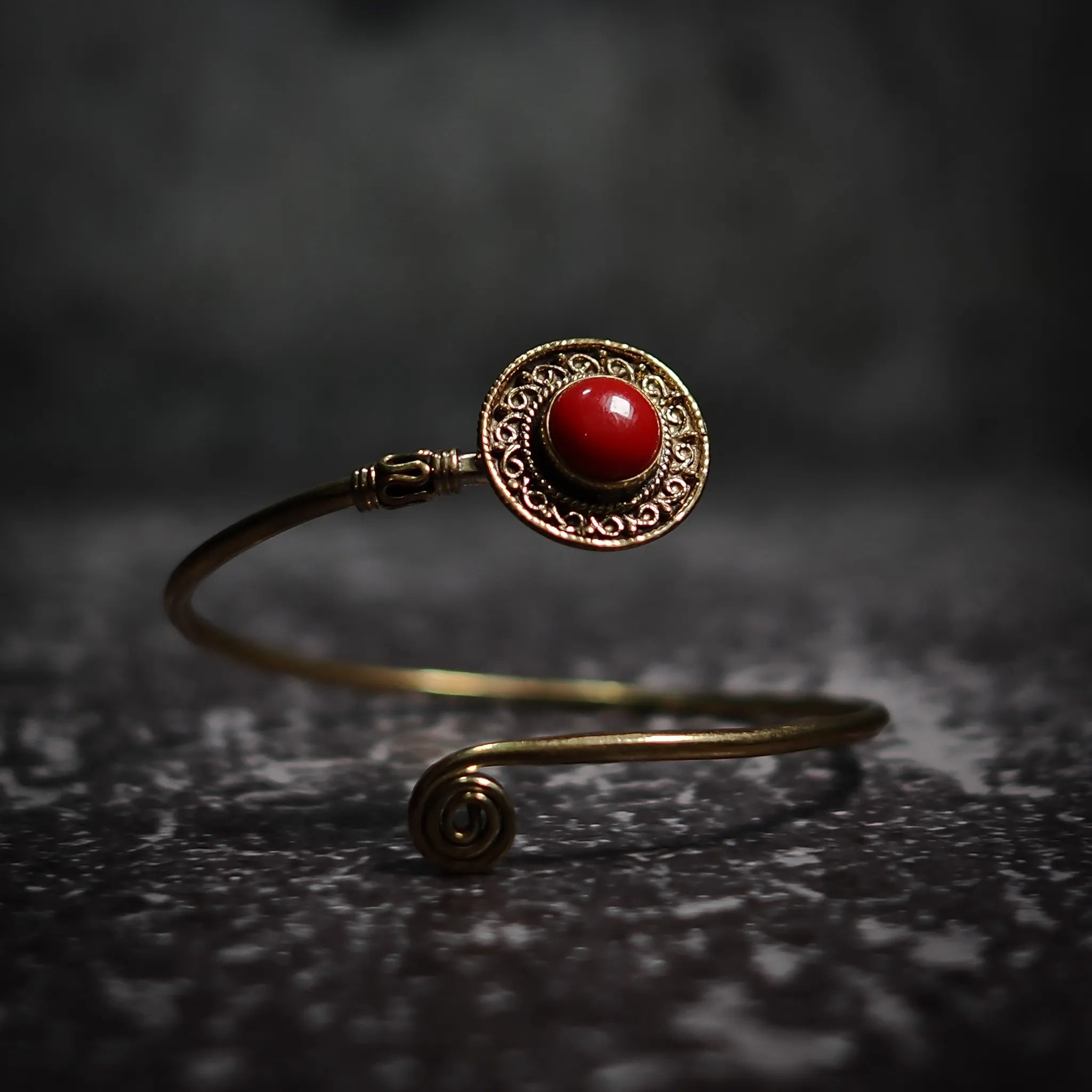 Armband Sköld, med halvädelsten