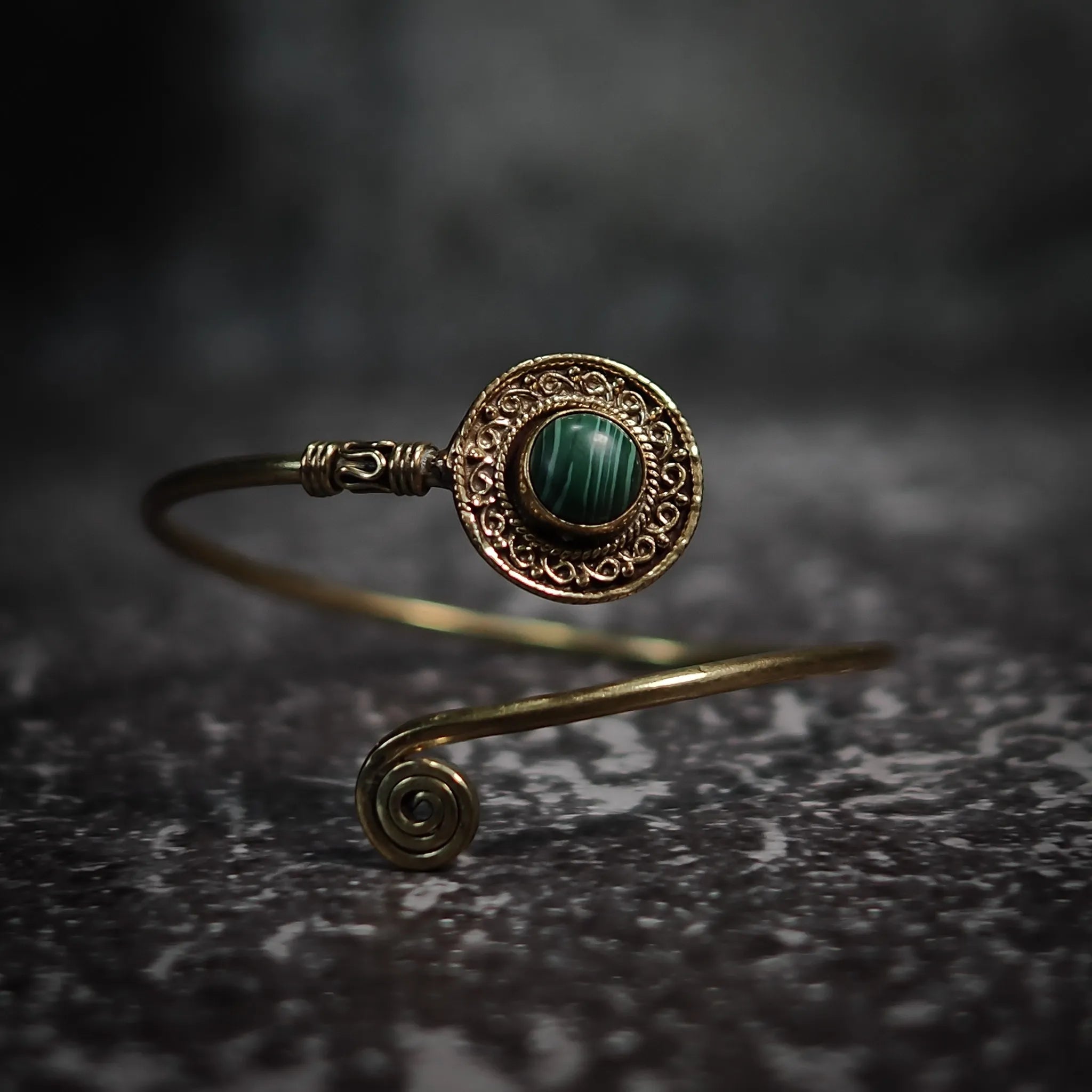 Armband Sköld, med halvädelsten
