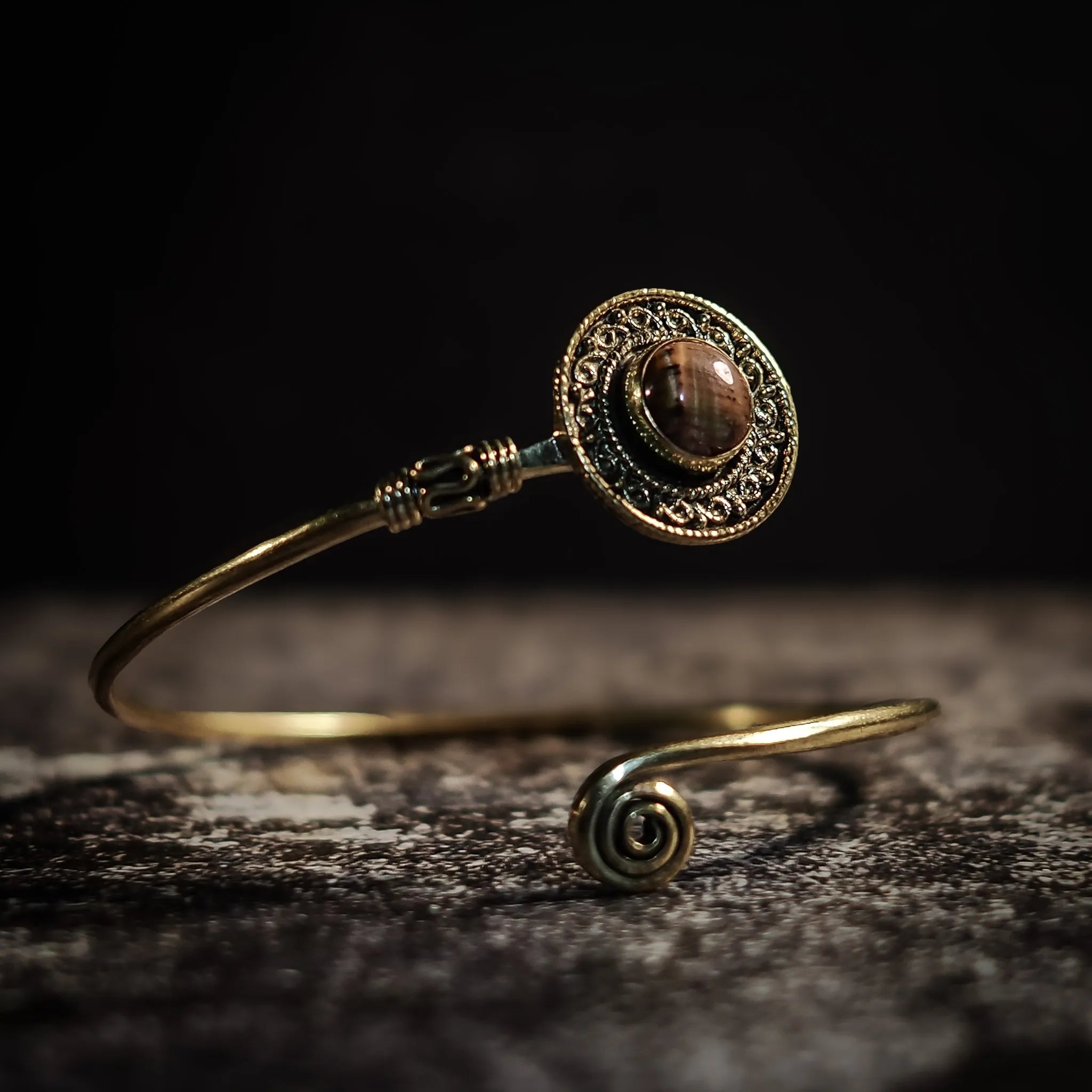 Armband Sköld, med halvädelsten