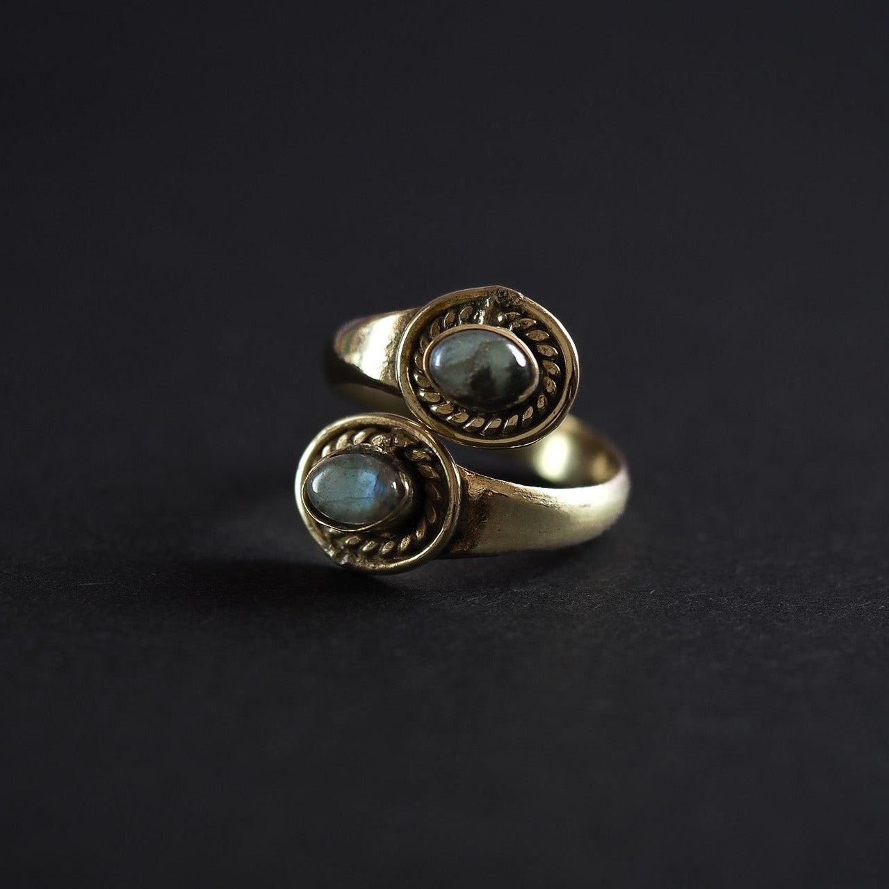 Spiralring med labradoritter