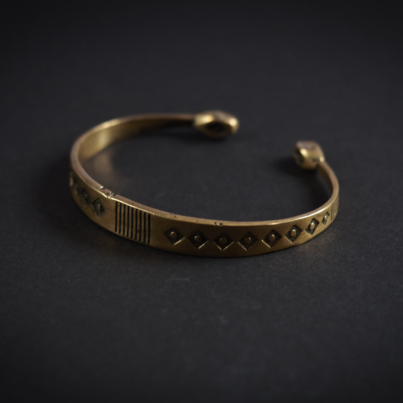 Dekorert flatt armbånd