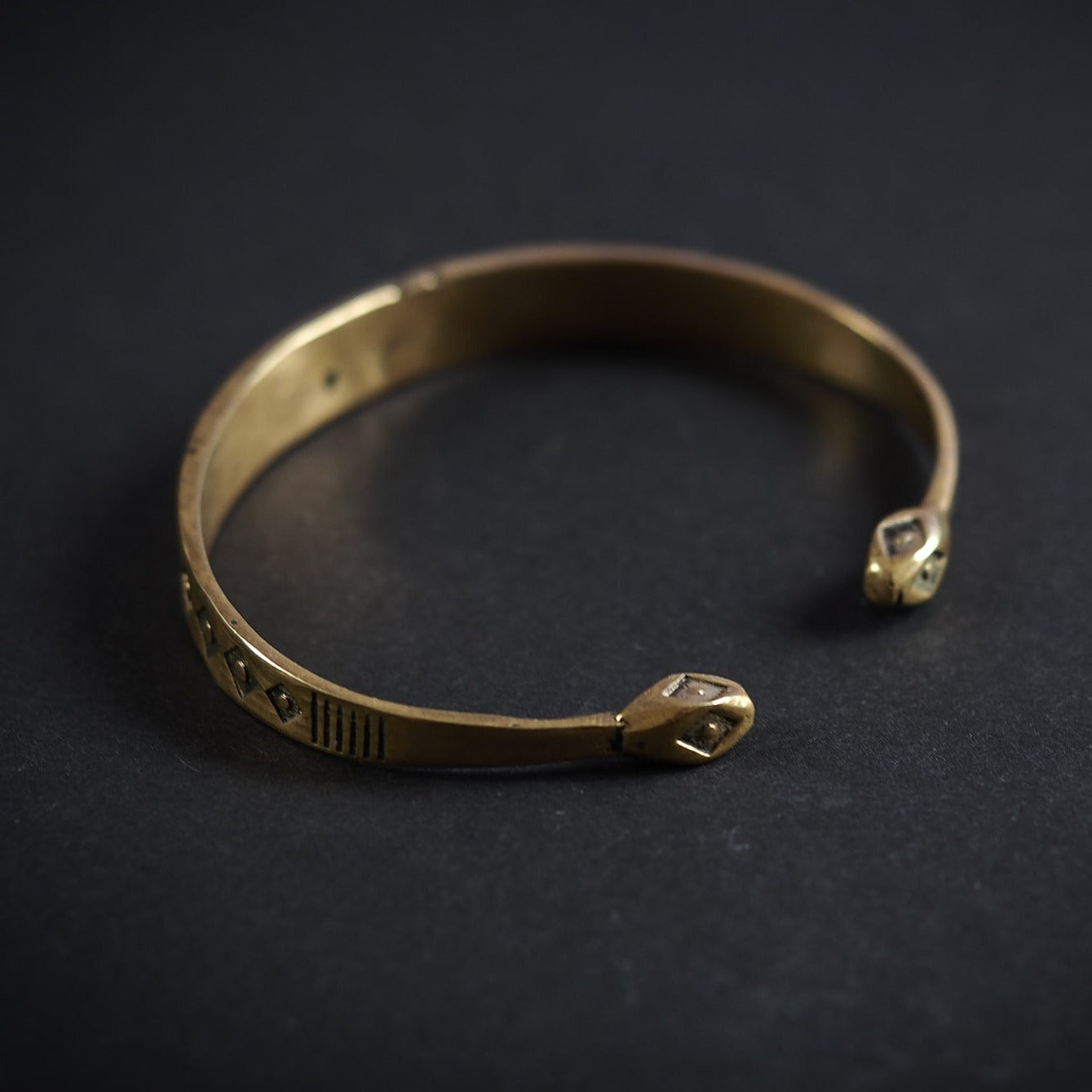 Dekorert flatt armbånd