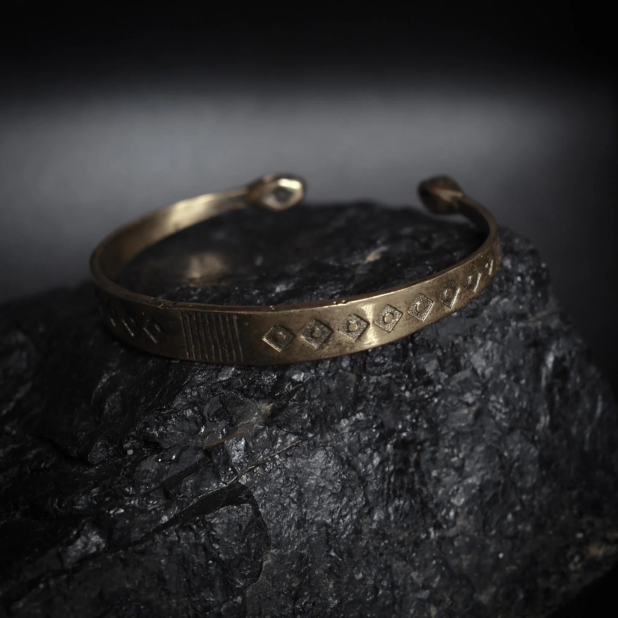 Dekorert flatt armbånd