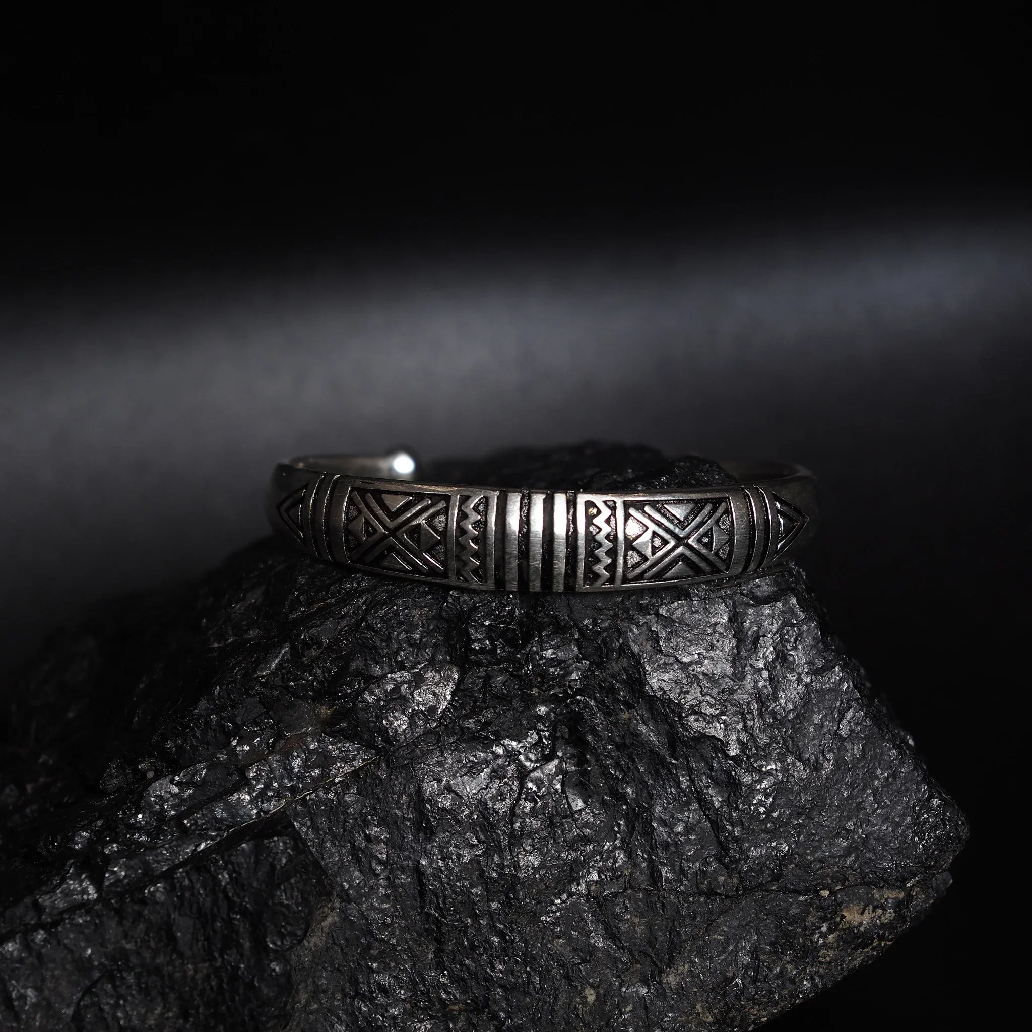 Buet armbånd med dekorasjon