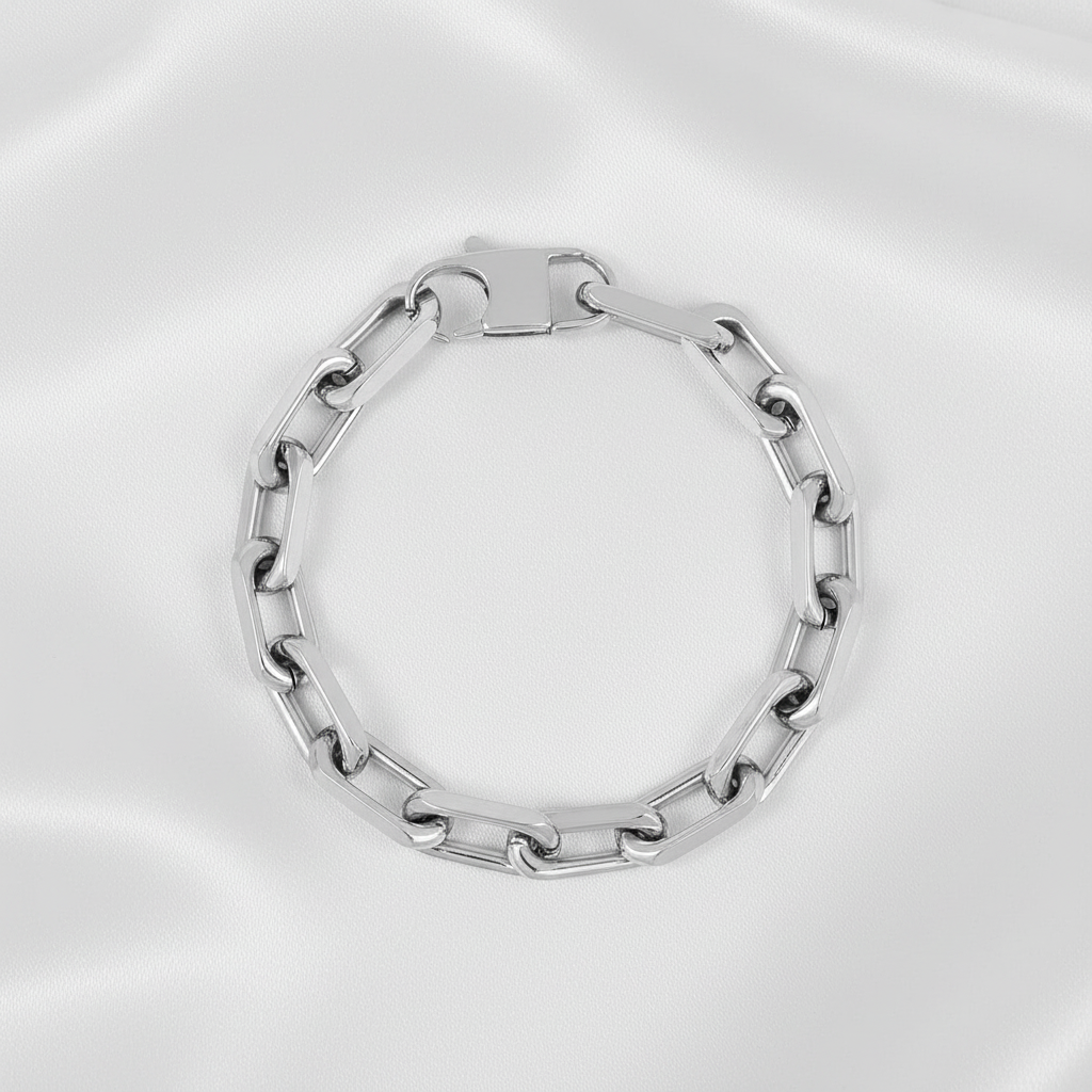 Armband på vit silkesbakgrund