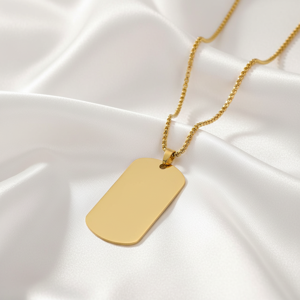 Guldfärgat halsband på vit silkesbakgrund