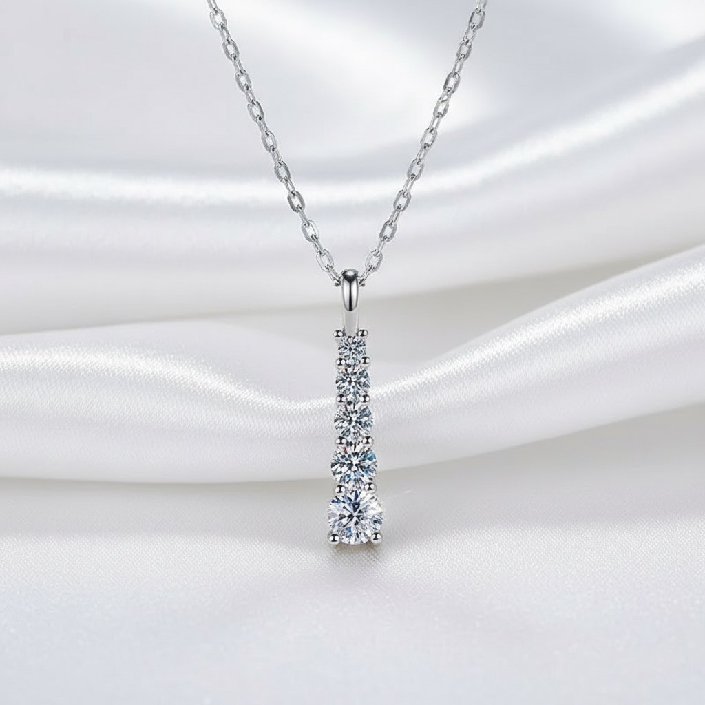 Halsband med gnistrande stenar