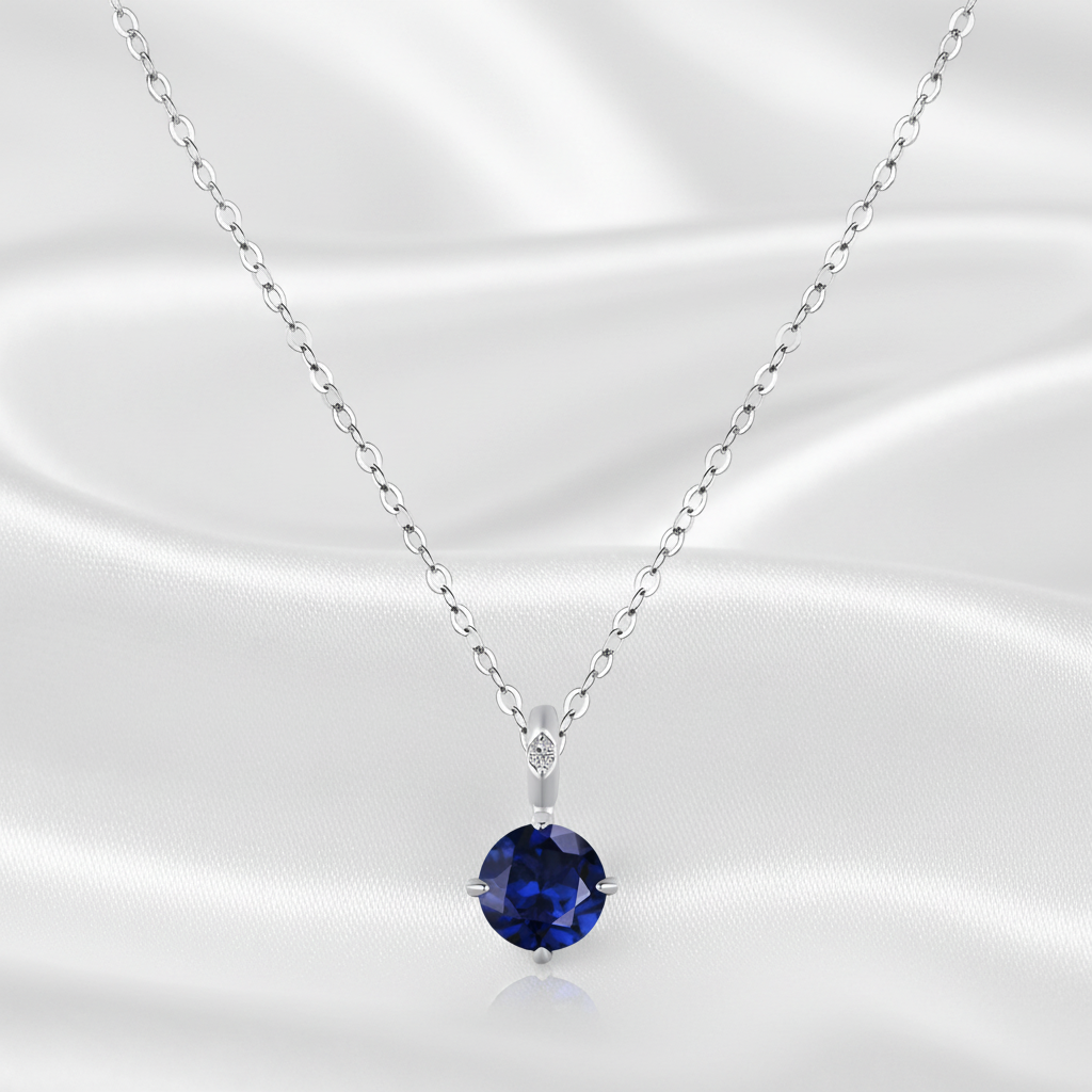 Halsband med safir på vit silkesbakgrund