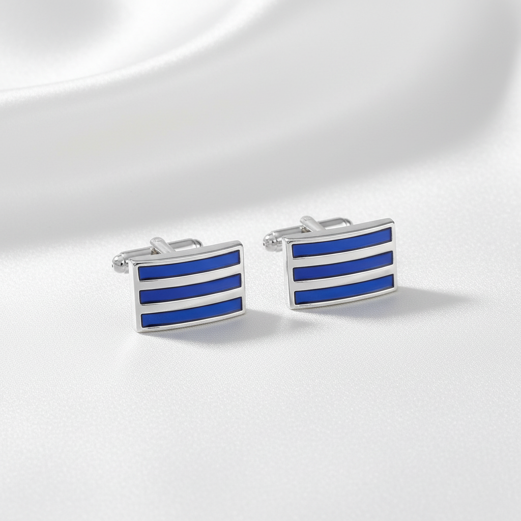 Manschettknappar på vit silkesbakgrund