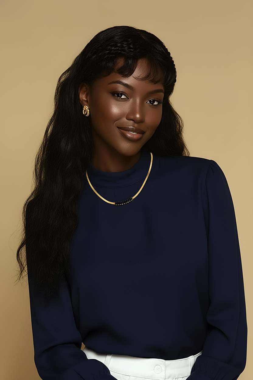 Modell med busig blick och elegant klädsel