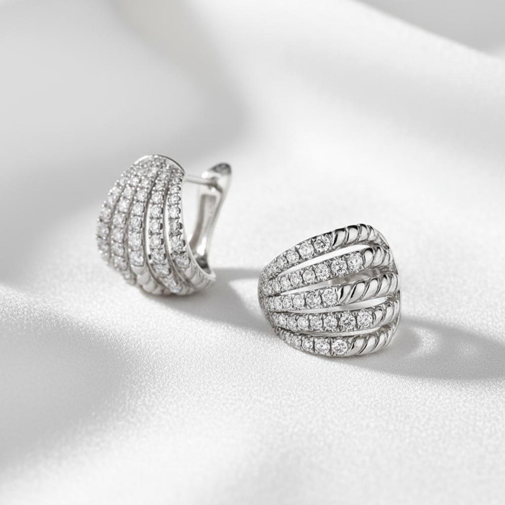 Örhängen på vit silkesbakgrund