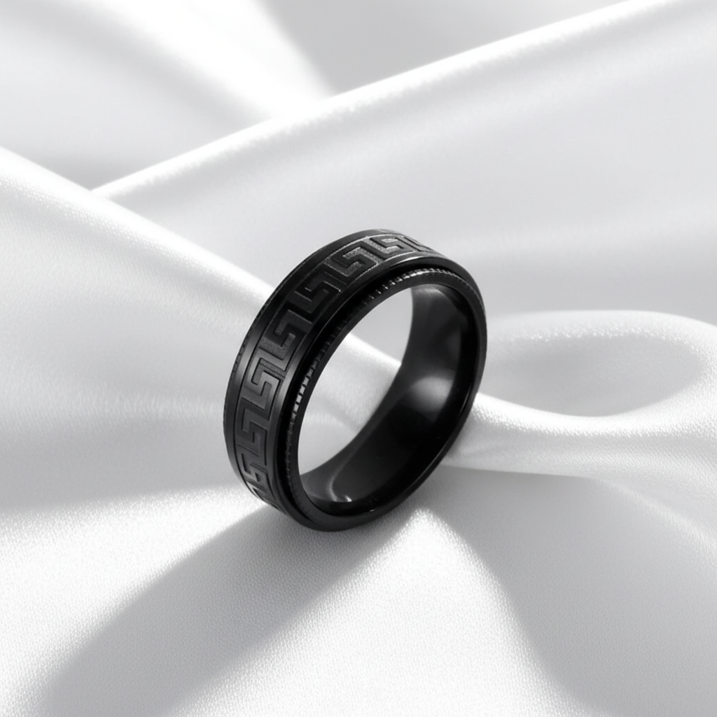 Ring med grekiskt mönster på vit silkesbakgrund