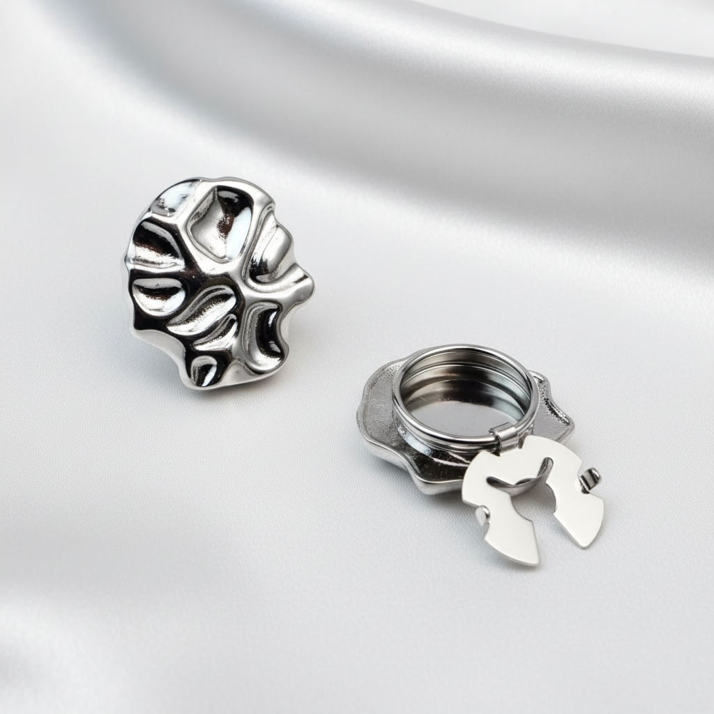 Silver clip-on knappsmycken exakt som originalet på vit silkesbakgrund